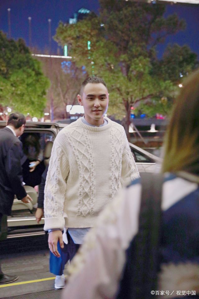 上海,阮经天现身某酒店,他身穿白色毛衣,搭配清爽的板寸发型,气质阳光